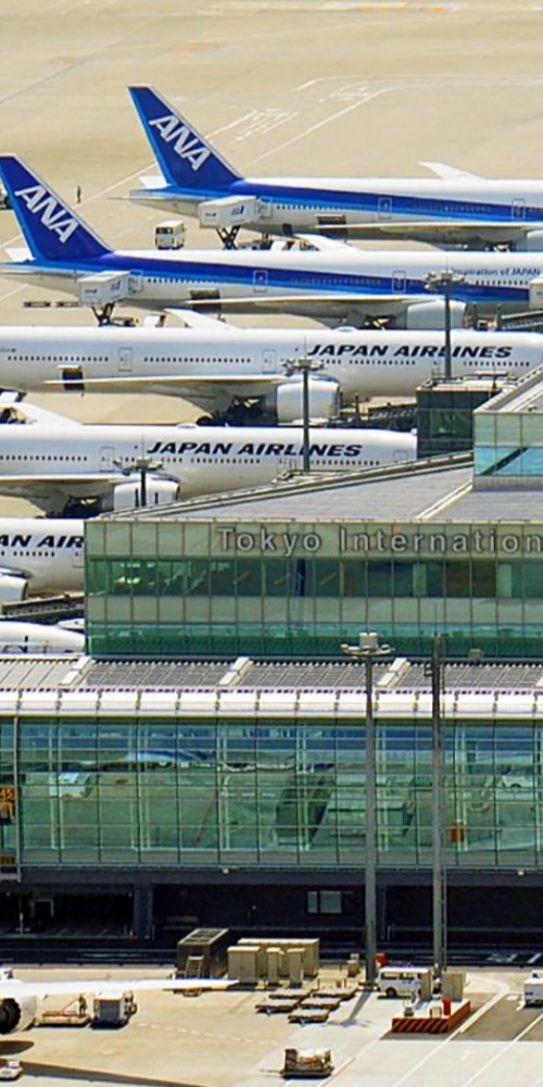 Driving scene near Tokyo Haneda Airport